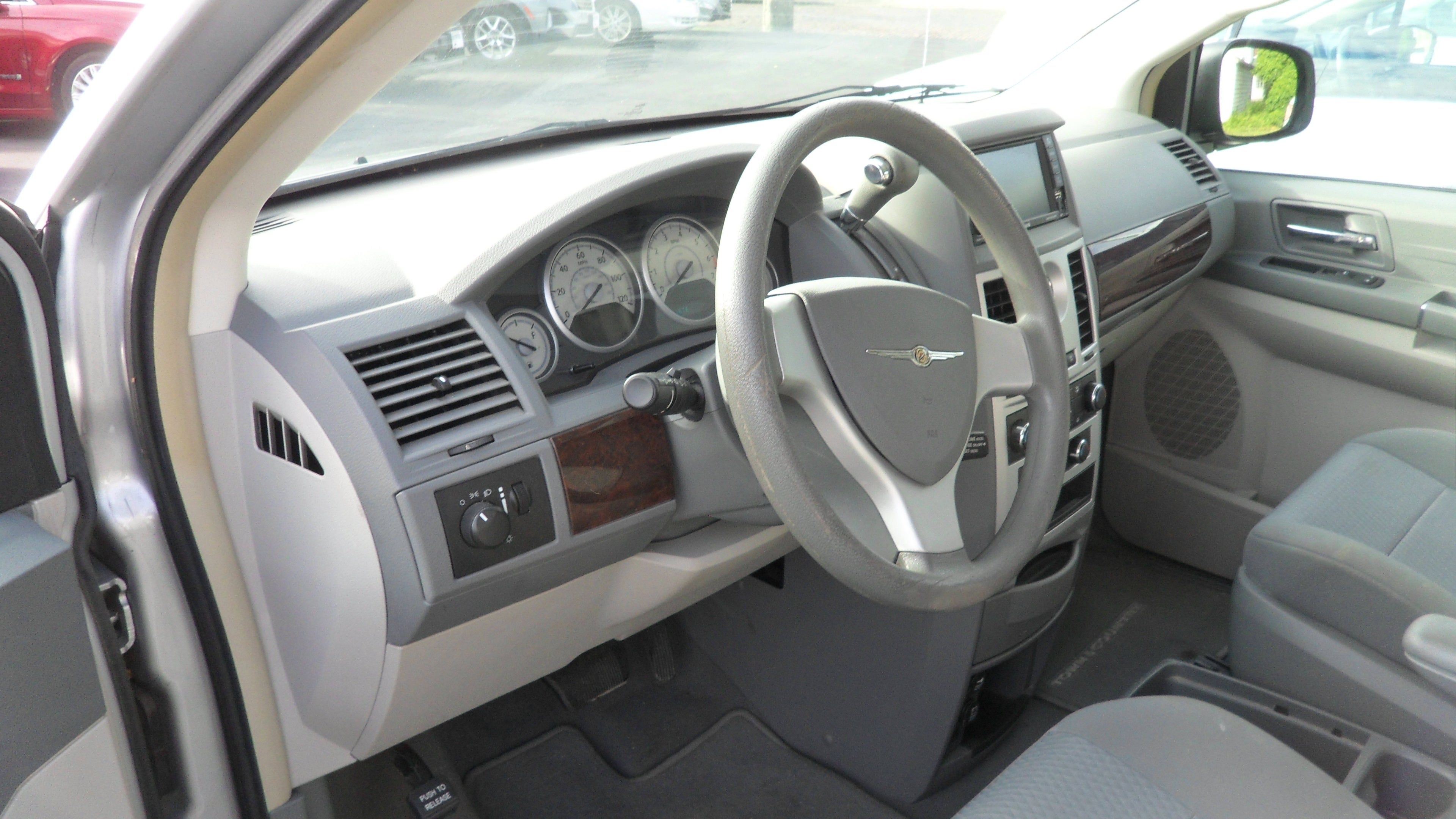 2010 Chrysler Town & Country LX
