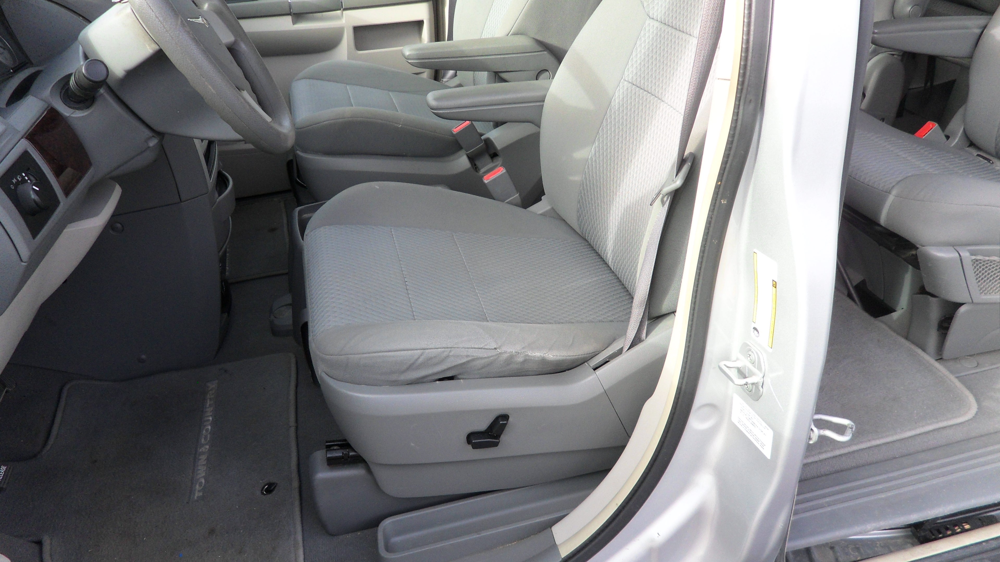 2010 Chrysler Town & Country LX
