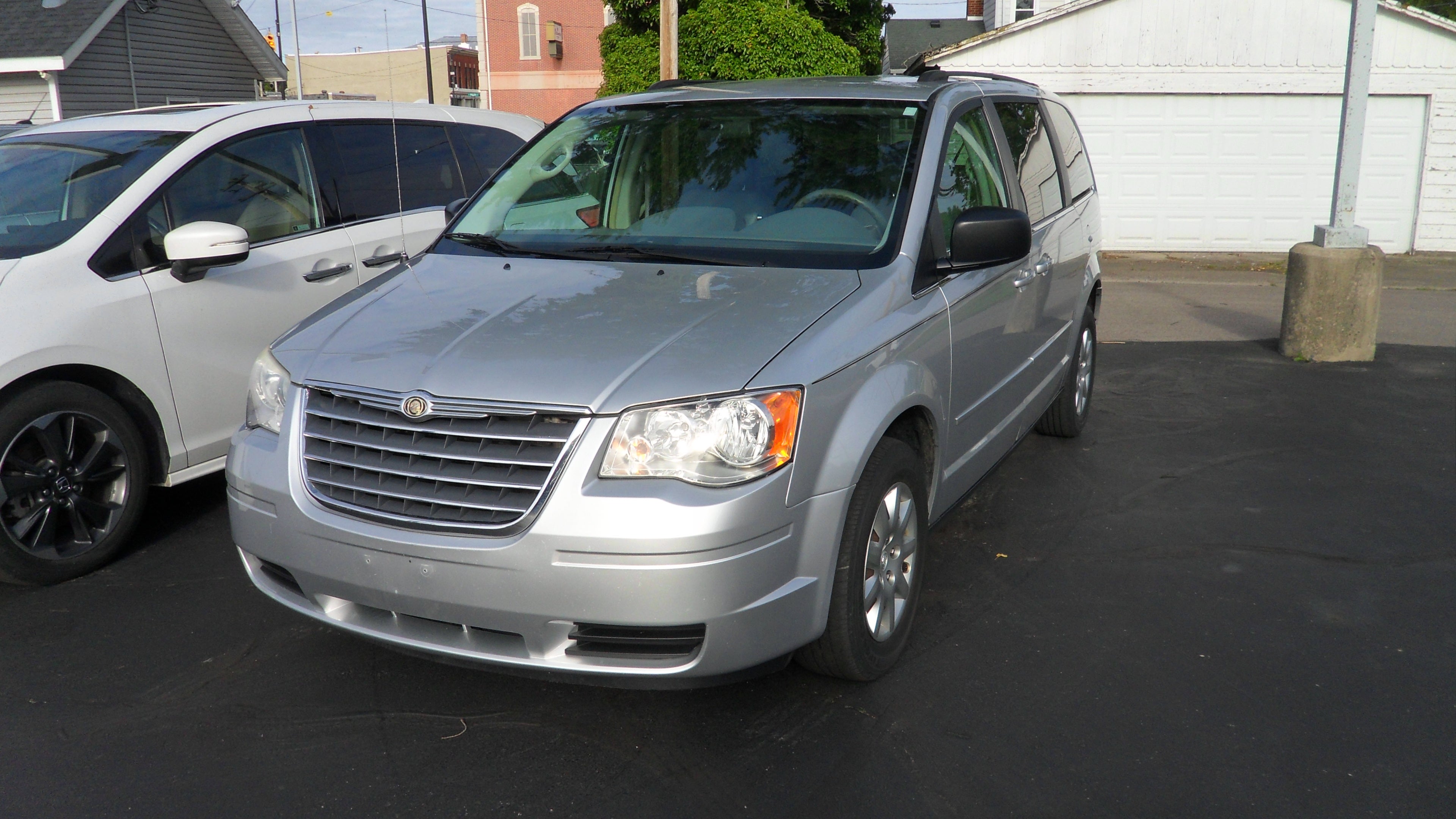2010 Chrysler Town & Country LX