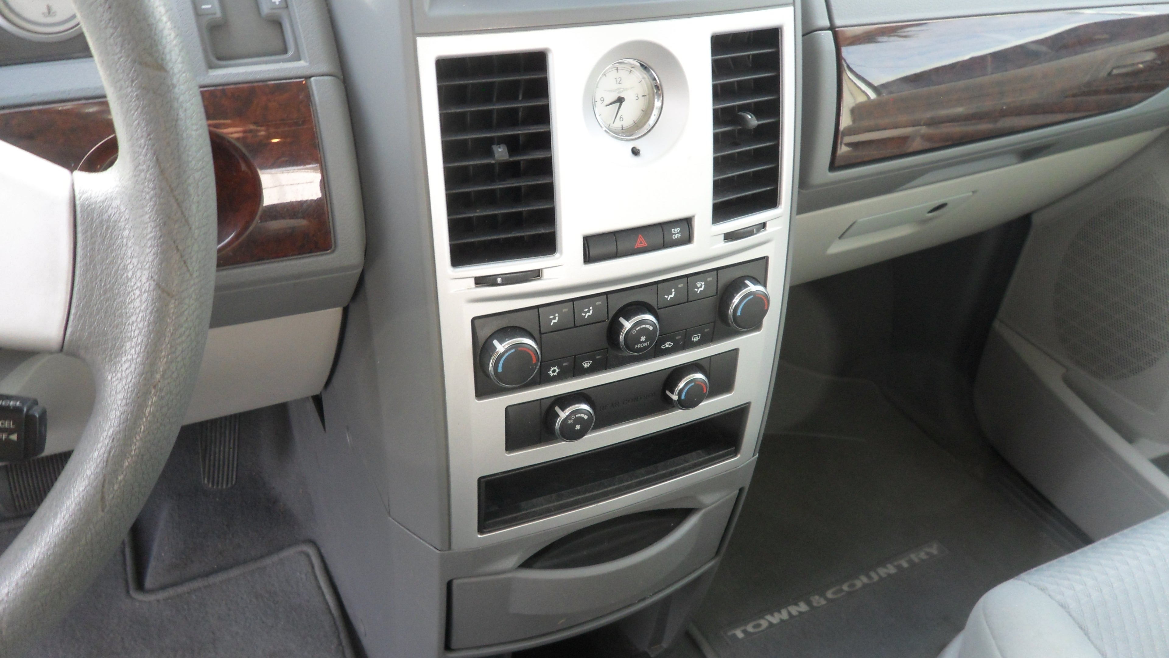 2010 Chrysler Town & Country LX