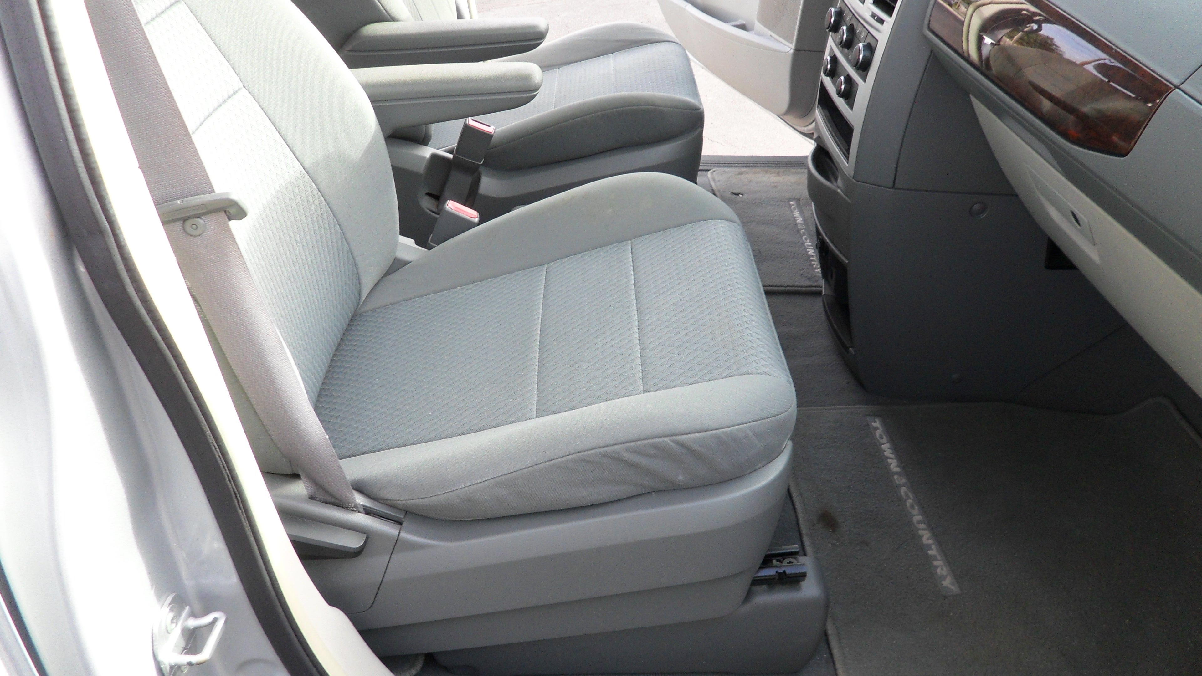 2010 Chrysler Town & Country LX
