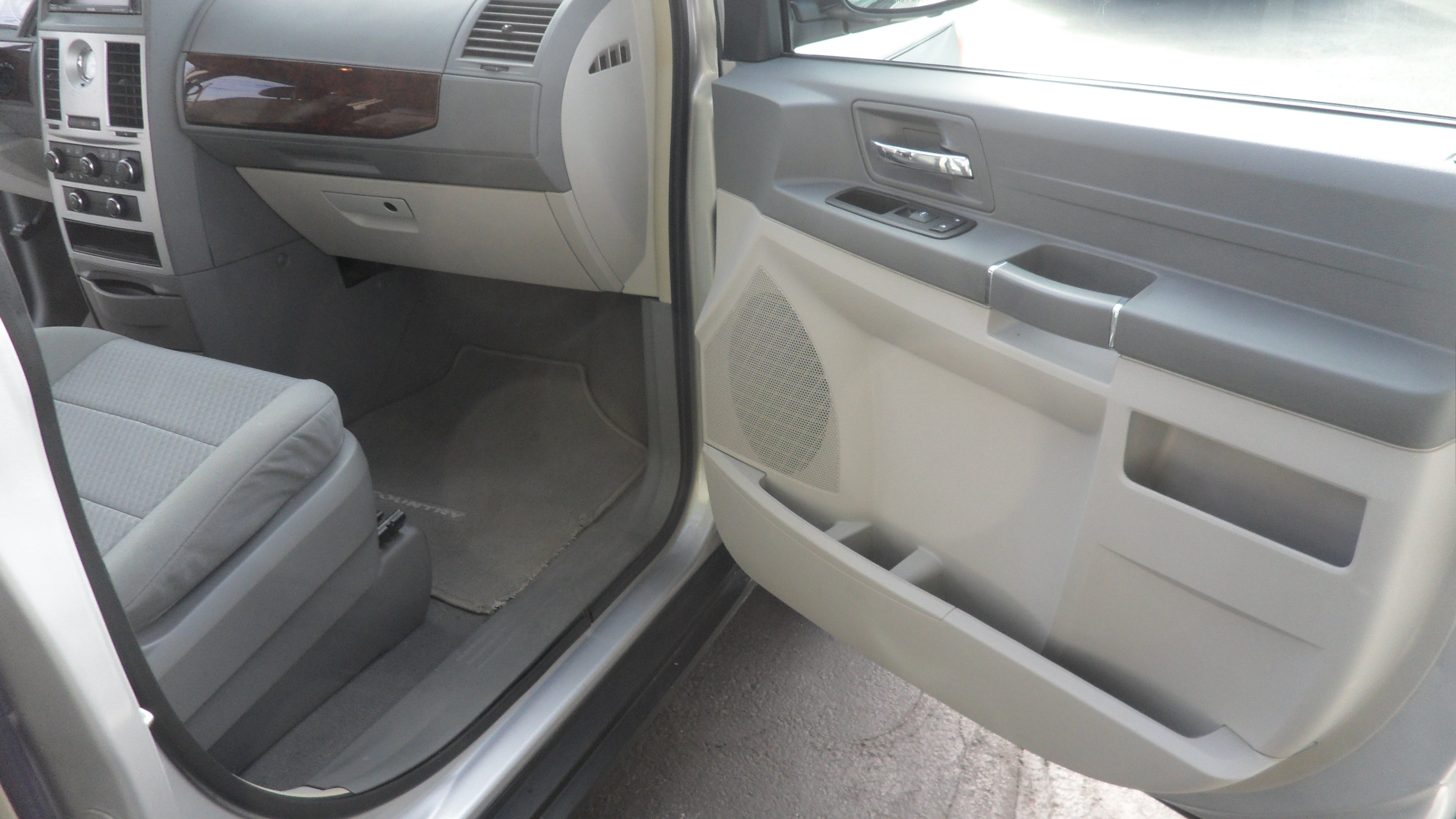 2010 Chrysler Town & Country LX
