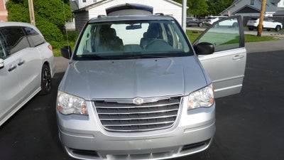 2010 Chrysler Town & Country LX